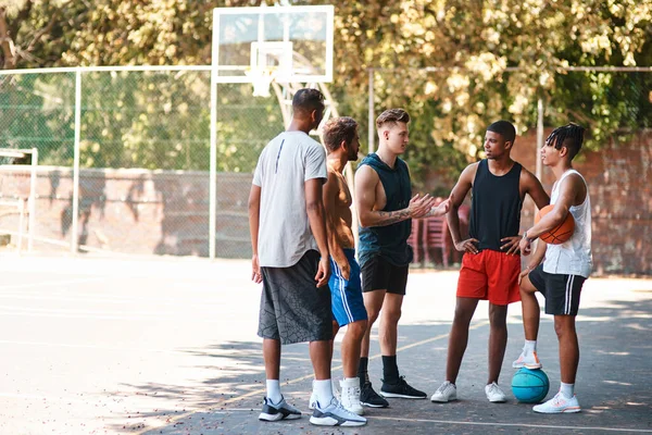 Man Kan Att Basket Deras Passion Grupp Sportiga Unga Män — Stockfoto