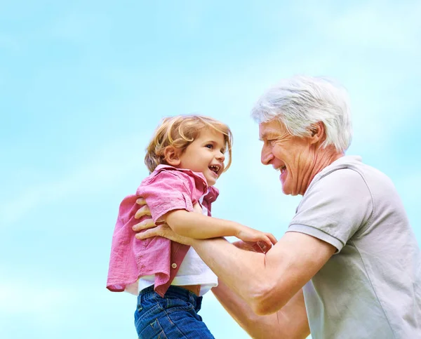 Glücklich Aufmunternd Und Lächelnd Mit Opa Und Enkel Für Bindung — Stockfoto