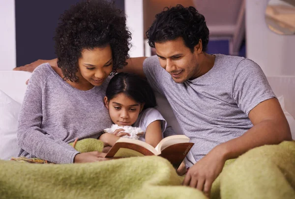 Família Criança Ler Livro Juntos Uma Casa Para Tempo História — Fotografia de Stock