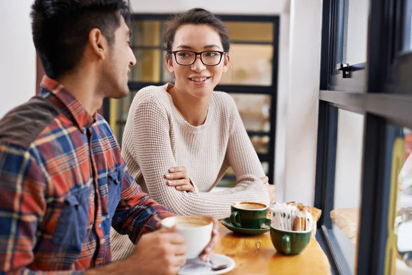 コミュニケーションとコーヒーは幸せな関係への鍵です デートで喫茶店に座っている若い夫婦が — ストック写真