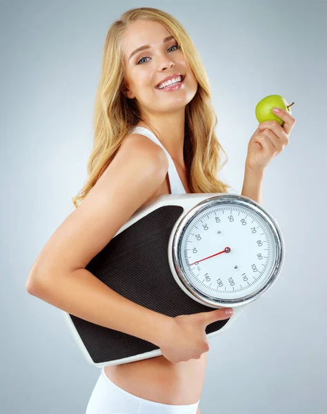 穿着肖像画的女人 喜欢苹果和鳞片 在工作室的背景下 可以减肥和吃健康的食物 有机水果 体重减轻的女性典范 — 图库照片
