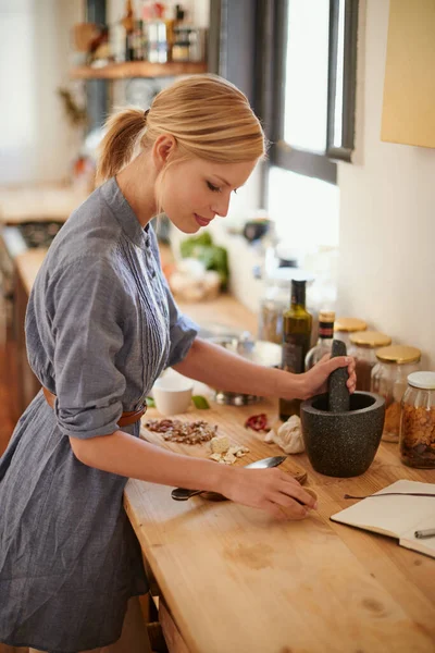 磨碎配料 一个年轻貌美的女人在乡村厨房里做饭 — 图库照片