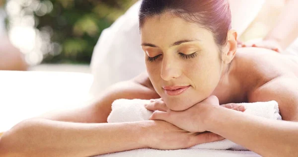 Donna Rilassati Massaggia Schiena Nella Spa Sano Benessere Cura Della — Foto Stock