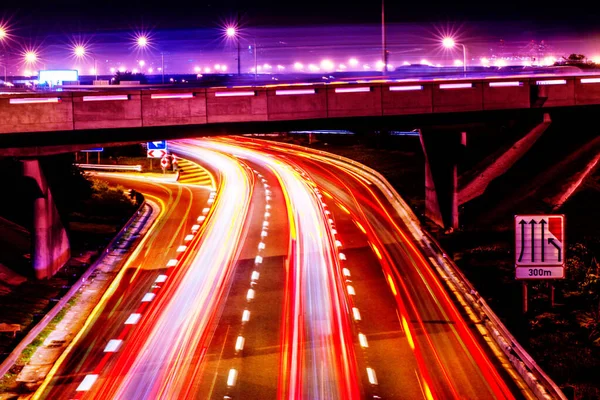 道路の旅行開発とケープタウンの運転インフラと夜のライト 都市や高速道路 アフリカの夜と暗闇の中での交通機関 ネオンライトと都市の通りラッシュとぼやけ — ストック写真