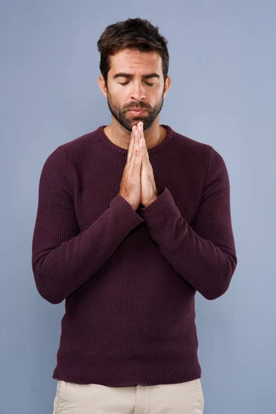 Tanrım Yakışıklı Bir Gencin Gri Bir Arka Plan Için Dua — Stok fotoğraf