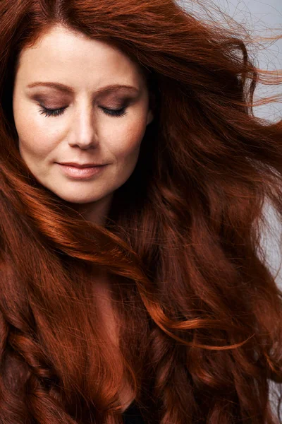 灰色の背景にケラチン治療 ウェルネスとヘアケアのためのスタジオで赤毛の女性の髪 美しさと顔 自然な輝きとサロン 美容師と女性モデル 健康と赤のヘアスタイル — ストック写真