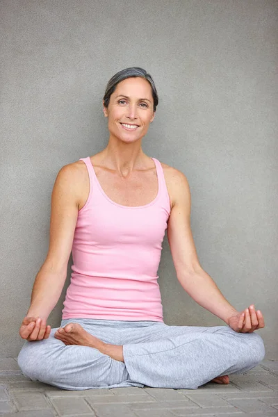 Utrymme Yoga Och Porträtt Gammal Kvinna Lotus Poserar Golvet För — Stockfoto