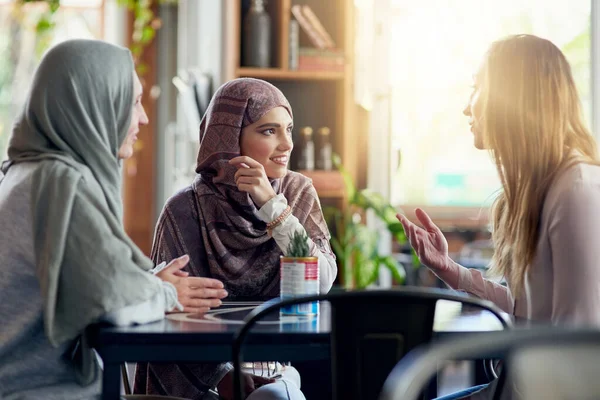 朋友们 微笑着和穆斯林妇女在咖啡馆里 粘连在一起聊天 咖啡店 快乐的伊斯兰女孩 团体或人们在餐馆里聊天和讨论社交聚会 — 图库照片