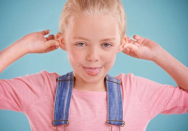Non Sto Ascoltando Una Bambina Carina Tirando Una Faccia Divertente — Foto Stock