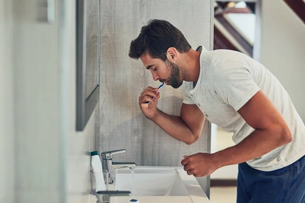 Dental Fregadero Cepillado Dientes Con Hombre Baño Para Limpieza Rutina —  Fotos de Stock