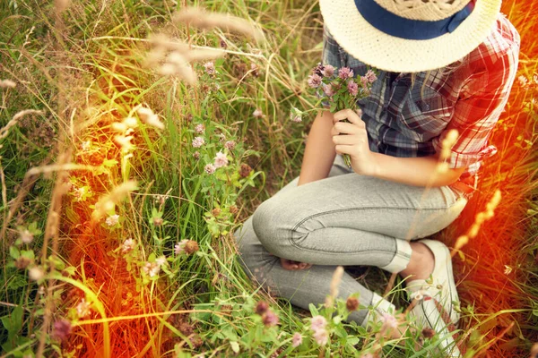 灯火辉煌 田野和女人在乡间采花 以获得自由 健康和室外新鲜空气 春天和嬉皮士女性在草地上休息或保持自然的可持续性 — 图库照片