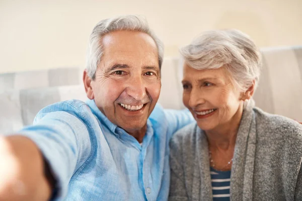 Starsza Para Happy Selfie Kanapa Domu Spokojnej Starości Dla Mediów — Zdjęcie stockowe