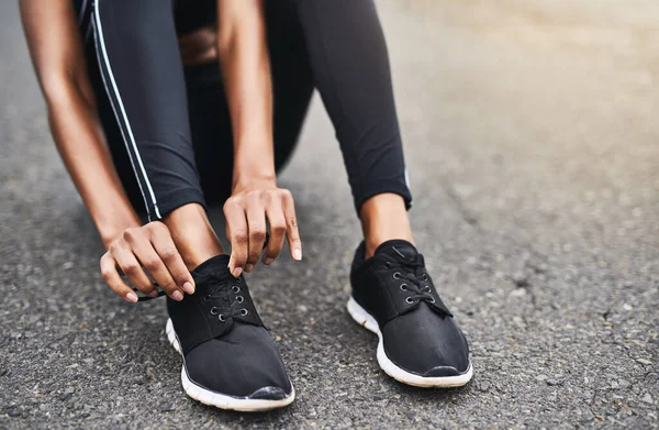 신발을 신으면 달라진다 야외에서 운동을 하다가 여자의 클로즈업된 — 스톡 사진