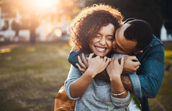 Liebe Umarmung Und Paar Freien Beziehung Und Glück Mit Freude — Stockfoto