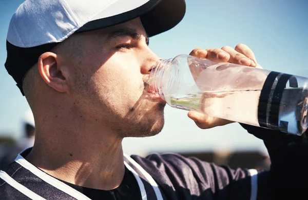 Buen Juego Aumenta Sed Joven Bebiendo Agua Después Jugar Partido — Foto de Stock