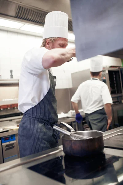 Smaka Alltid Maten Kockar Förbereda Måltid Service Ett Professionellt Kök — Stockfoto