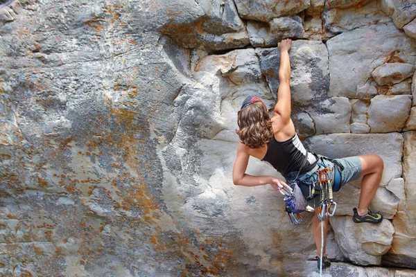 ロッククライミング フィットネス 冒険と宇宙旅行のための山の女性との挑戦 自由と勇気 安全とワークアウトのための自然の中で女性登山家のトレーニングとハイキング — ストック写真
