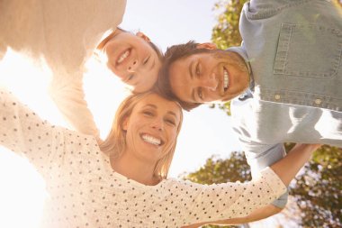 Yüz portresi, gökyüzü ve mutlu aile kucaklaşması, çocuk sevgi ve dayanışma çemberi, doğa parkında anne ve baba kaynaşması. Bakım, temiz hava ve insanların aşağı görüşü doğal güneş ışığı, güzellik ve huzur için gülümsüyor..