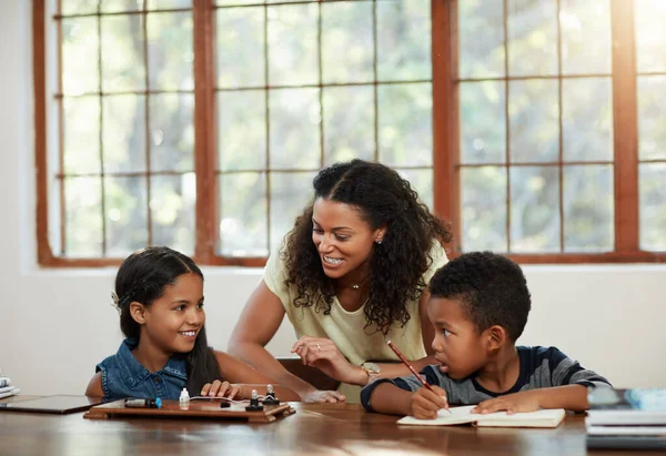 Eğitim Çocuklar Anne Kız Erkek Ödevi Yapmak Yemek Masasında Ebeveynlerle — Stok fotoğraf