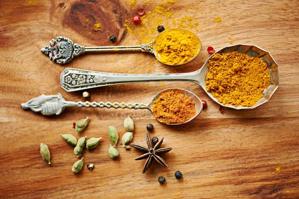 Många Kryddor Att Välja Mellan Ett Sortiment Färgglada Kryddor — Stockfoto