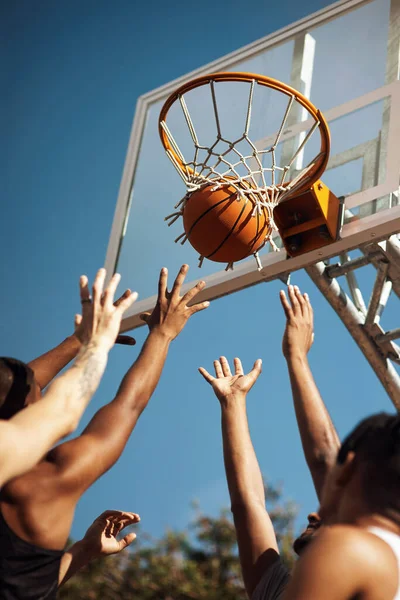 Basketball Fast Moving Game Closeup Shot Group Sporty Young Men — Stock Photo, Image