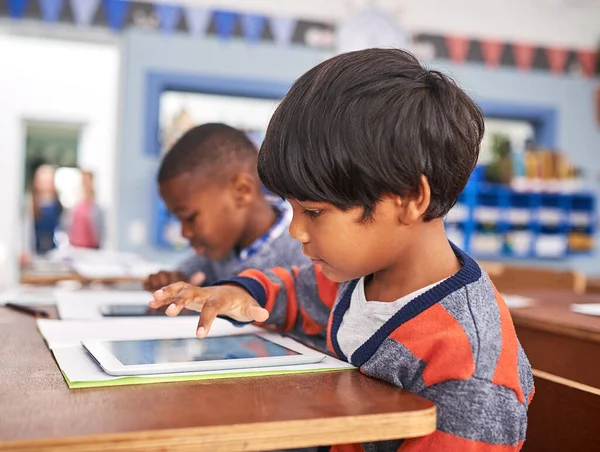 Učení Technologie Útlého Věku Žáci Základních Škol Kteří Používají Tablet — Stock fotografie
