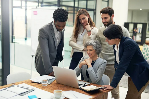 Laptop Teamwork Zakenmensen Denken Vergadering Voor Ideeën Strategie Het Plannen — Stockfoto