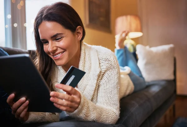 Rahatlık Perakende Terapisi Birleşti Evdeki Kanepede Dijital Tablet Kredi Kartı — Stok fotoğraf