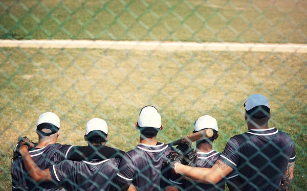 野球には私はいない 野球の試合で一緒に立っている若者のグループのレビューショット — ストック写真