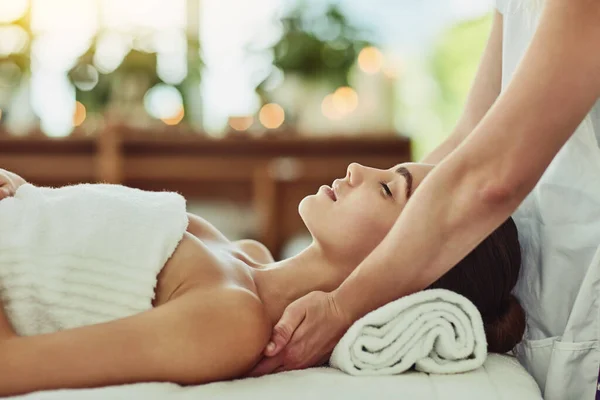 Luxe Schoonheid Massage Met Vrouw Spa Voor Wellness Ontspanning Cosmetica — Stockfoto