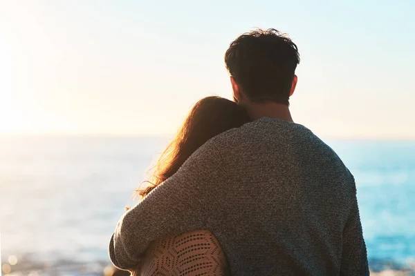 Αγάπη Παραλία Και Ζευγάρι Αγκαλιά Στο Ηλιοβασίλεμα Για Χαλάρωση Δέσιμο — Φωτογραφία Αρχείου