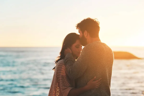 在浪漫的约会中 海滩和情侣亲吻额头让你放松 粘合和享受美好的时光 男人和女人在假日 周末和假期拥抱结婚周年纪念日或度蜜月 — 图库照片