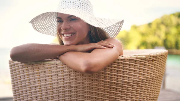 Verão Moda Mulher Relaxam Com Chapéu Para Férias Férias Escapadela — Fotografia de Stock