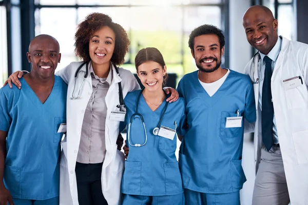 他に良いチームはいない 日中病院の中で腕を組んで立っている医者の明るいグループの肖像画 — ストック写真