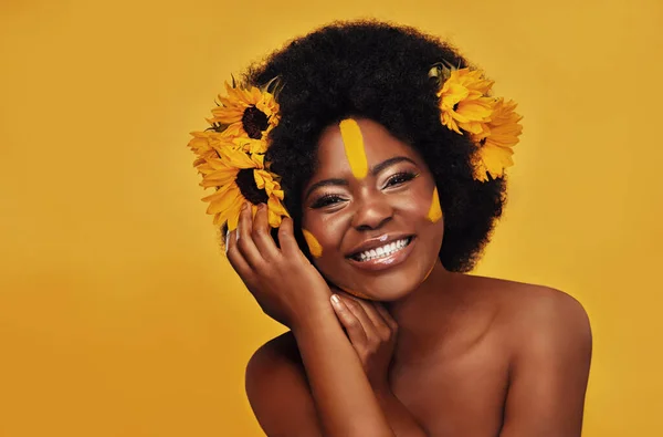 Natuurlijke Haar Zonnebloem Met Afrikaanse Vrouw Studio Voor Schoonheid Creatief — Stockfoto