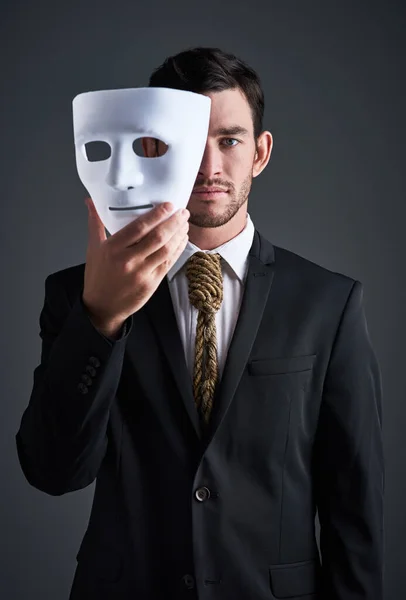 Maske Yanıltıcı Olabilir Stüdyo Portresi Genç Bir Adamının Gri Bir — Stok fotoğraf