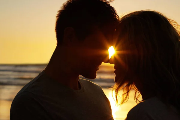 あなたは私の太陽の光です 若いカップルの間の瞬間に直面する親密な顔の閉鎖ショット — ストック写真