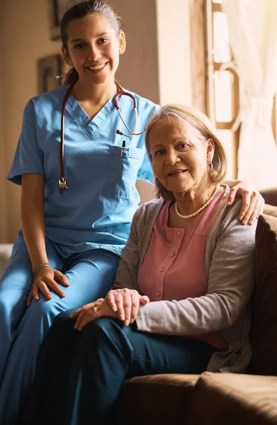 Pomagam Jej Najlepiej Jak Potrafię Pielęgniarka Starsza Kobieta Domu Spokojnej — Zdjęcie stockowe