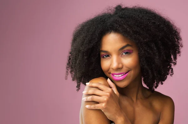 Pielęgnacja Włosów Twarz Uśmiech Czarnej Kobiety Makijażem Studio Różowym Tle — Zdjęcie stockowe