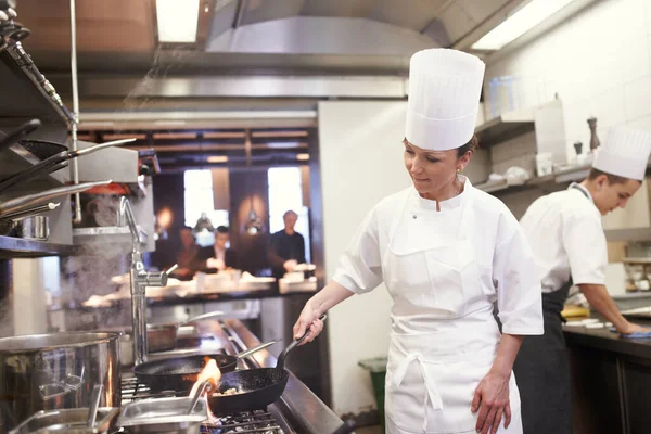 Chef Mujer Freír Cocina Del Restaurante Servicio Catering Preparar Comida —  Fotos de Stock