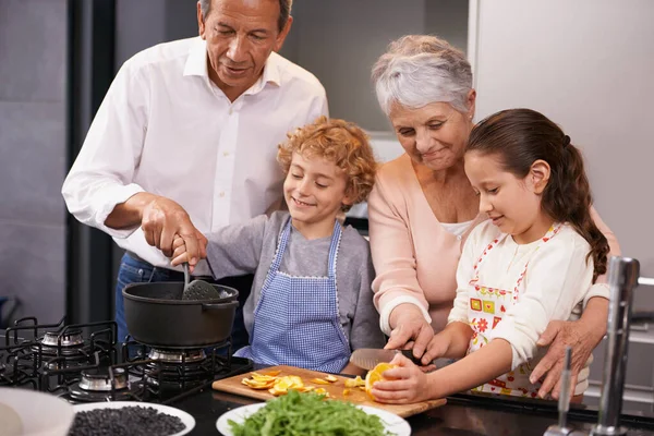 Help Happy Children Grandparents Teaching Cooking Skills Healthy Dinner Vegetables — Stock Photo, Image