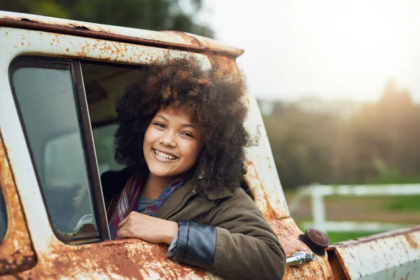 stock image Life is a journey. Portrait of a happy young woman sitting in a rusty old truck