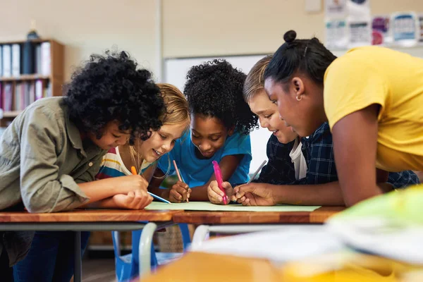 Habilidades Equipa Ensino Tenra Idade Grupo Diversificado Crianças Amontoadas Colorindo — Fotografia de Stock