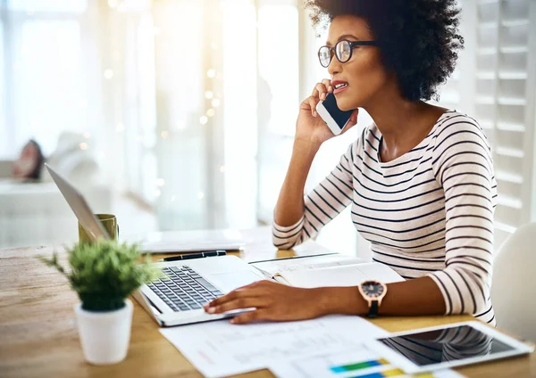 ノートパソコン 黒人女性の財務顧問は 会話の中でスタートアップ戦略のためのビジネス連絡先に話しています 携帯電話 仕事や起業家や従業員の計画グラフの結果オフィス — ストック写真