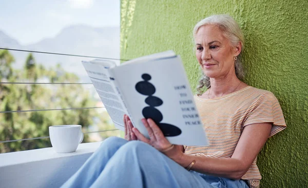 Upprörd Mycket Bra Läsning Attraktiv Äldre Kvinna Njuter Kopp Kaffe — Stockfoto