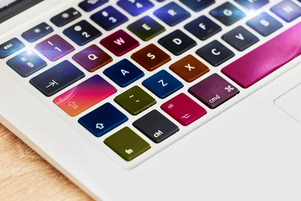 笔记本电脑键盘 工作用的颜色和技术 商务和互联网放在桌上 用于电子娱乐 游戏或网上流媒体和创意的数字 创新和个人电脑 — 图库照片