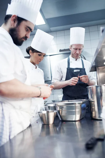 Alla Jobbar Linjen Kockar Förbereda Måltid Service Ett Professionellt Kök — Stockfoto