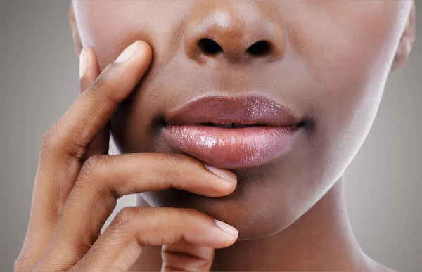 Fulla Lukrativa Läppar Närbild Afroamerikansk Kvinna Som Rör Sin Mun — Stockfoto