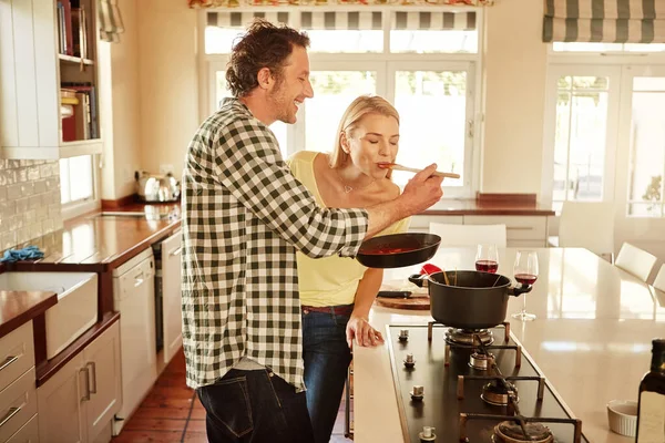 Lembrando Porque Sou Melhor Escolha Que Ela Fez Casal Cozinhar — Fotografia de Stock
