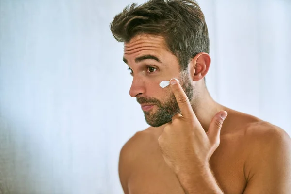 Mann Gesicht Und Creme Für Hautpflege Schönheit Und Sonnencreme Hause — Stockfoto